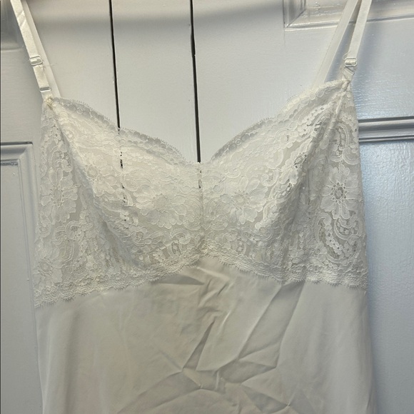 Chic White Lace Chemise - Picture 2 of 9
